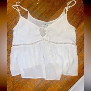 Hollister Cropped flowy white top 🤍
